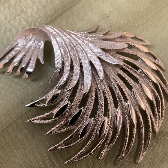 Vintage Monet Brooches - Picture 4 of 6